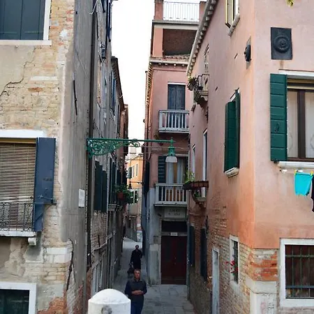 双年展252公寓 *